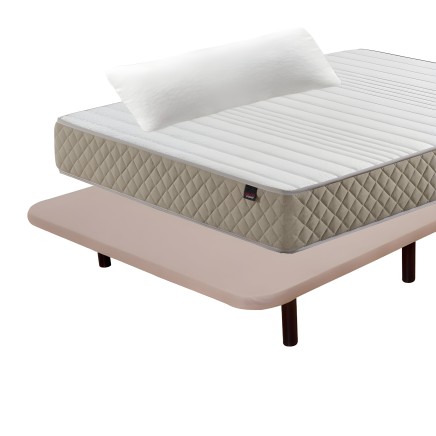 Cama con colchón acolchado beige y blanco con almohada y base tapizada en rosa palo con patas de madera