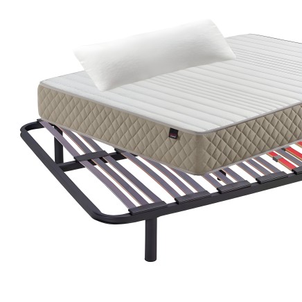 Cama articulada con colchón beige acolchado y almohada blanca sobre base negra con láminas