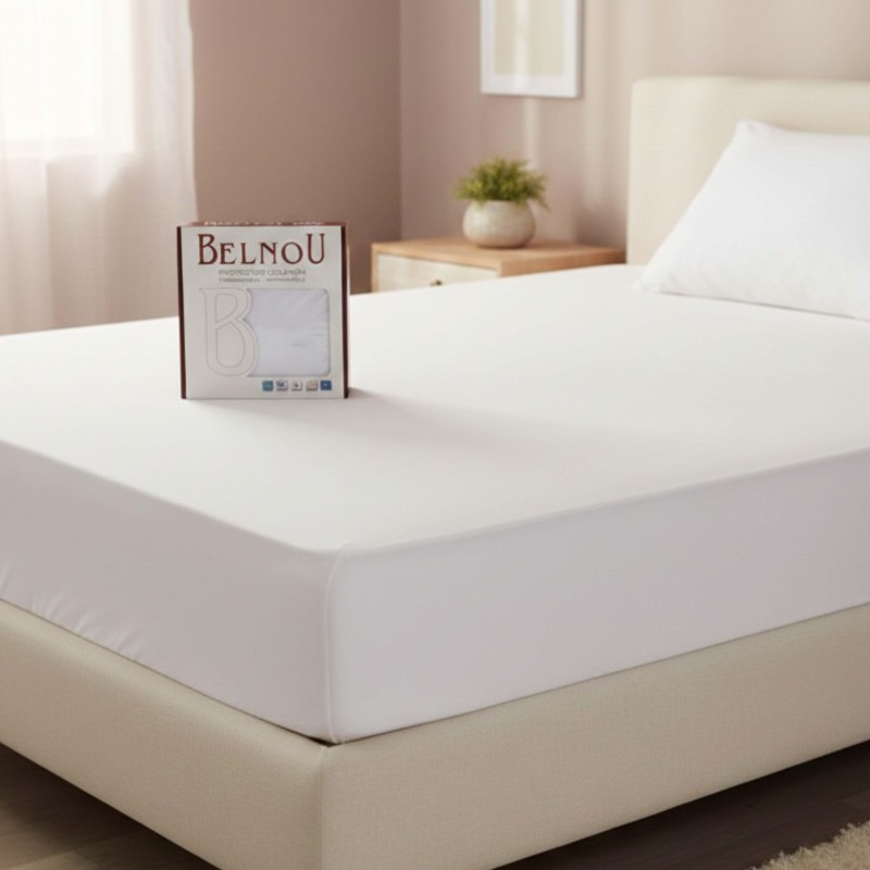 Sábana bajera blanca de algodón sobre cama con packaging Belnou en dormitorio luminoso