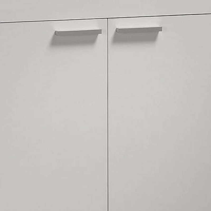 Armario blanco de dos puertas con tiradores grises y acabado minimalista