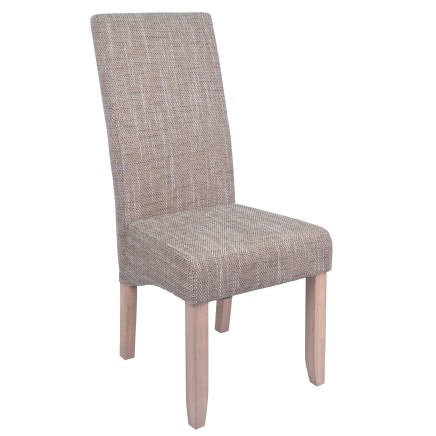 Silla de comedor con respaldo alto tapizada en tela beige y patas de madera natural