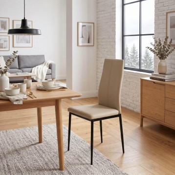 Silla de comedor con respaldo alto tapizado en beige y estructura metálica negra en ambiente de salón