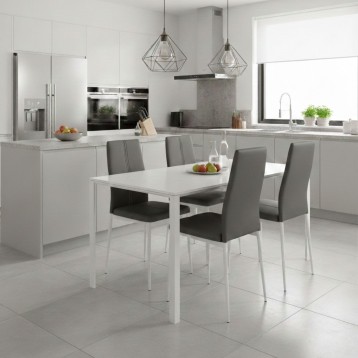 Mesa de comedor rectangular blanca con sillas grises en ambiente de cocina moderna