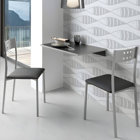 Conjunto de comedor con mesa negra de diseño minimalista y dos sillas grises con asiento negro en ambiente moderno junto a venta