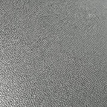 Detalle de textura de cuero gris con patrón de grano pronunciado