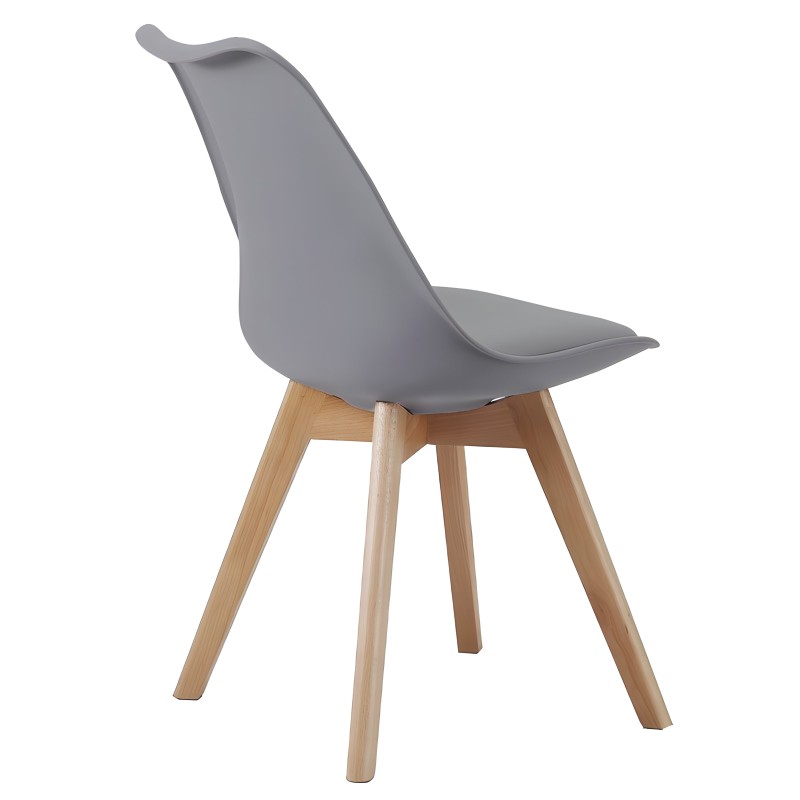 Silla de diseño moderno con asiento gris y respaldo curvo sobre patas de madera natural