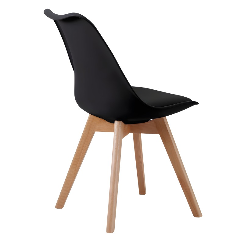 Silla moderna con asiento negro y respaldo curvo sobre patas de madera natural