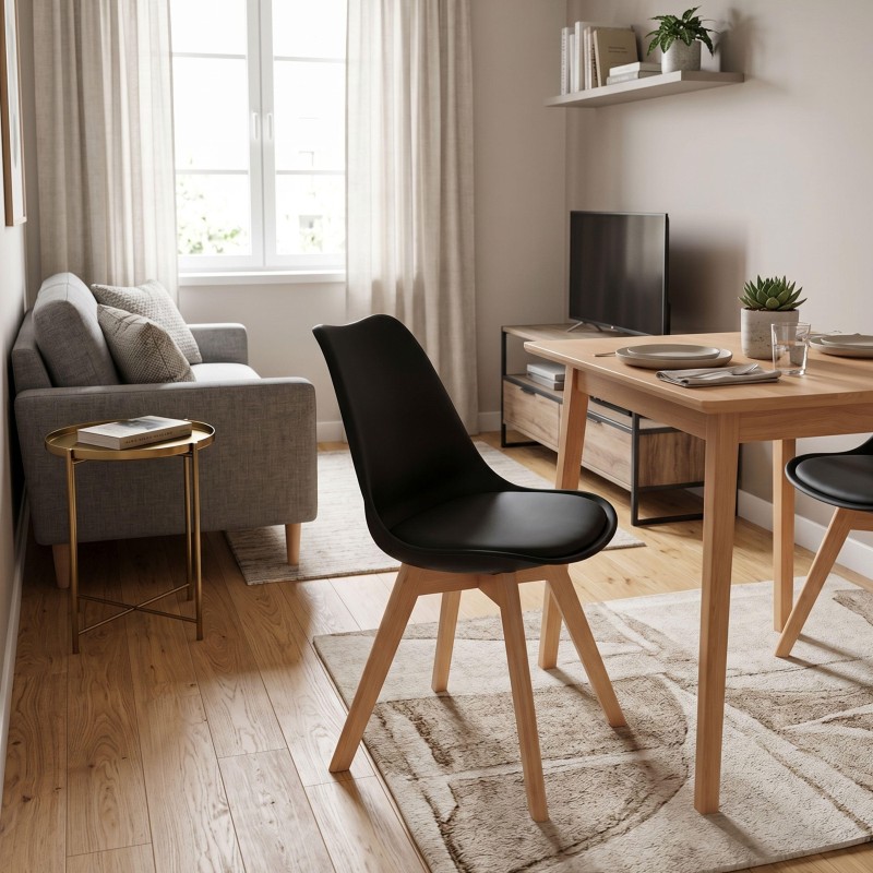 Silla moderna con asiento negro y estructura de madera clara en ambiente de oficina y sala de estar