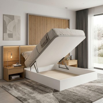 Cama abatible con base blanca y somier de madera en ambiente de dormitorio moderno con cabecero de lamas de madera y mesita de n
