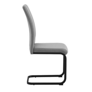 Silla moderna tapizada en gris con respaldo curvo y estructura de tubo metálico negro vista lateral