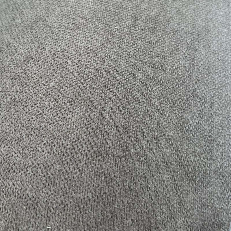 Detalle de tapizado en tela gris claro con textura de tejido grueso y trama uniforme