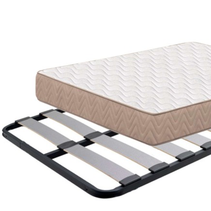 Colchón beige con superficie acolchada blanca sobre somier de láminas negras y grises