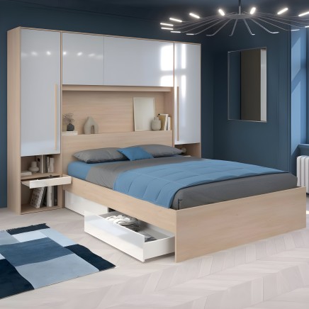 Cama con cabecero integrado de madera natural y blanco con cajones de almacenaje y armario lateral en dormitorio moderno