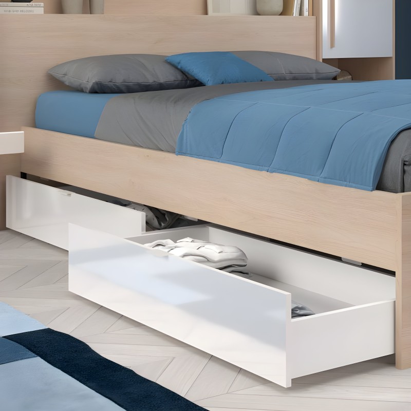 Cama con estructura de madera clara y cajones blancos de almacenamiento bajo el colchón con ropa de cama azul y gris