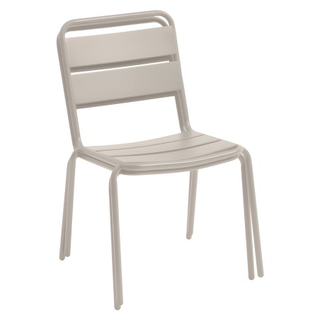 Silla de aluminio beige con respaldo horizontal y asiento curvo de diseño contemporáneo