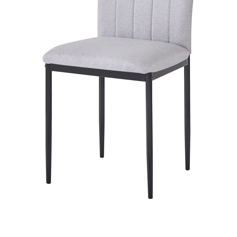 Silla tapizada gris claro con respaldo acolchado y estructura metálica negra