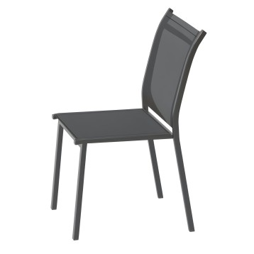 Silla de comedor gris oscuro con respaldo ergonómico y estructura metálica vista frontal