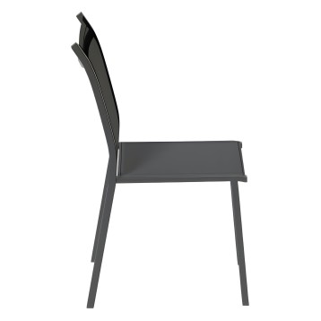 Silla de metal gris oscuro con respaldo curvo y asiento plano vista lateral
