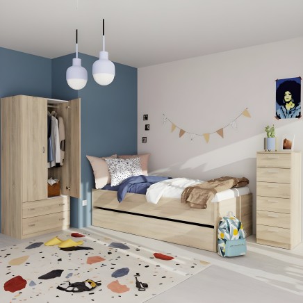 Dormitorio infantil con cama individual de madera clara y armario a juego en ambiente moderno