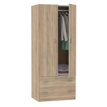 Armario de madera clara con puertas abatibles y dos cajones inferiores mostrando interior con ropa colgada y plegada