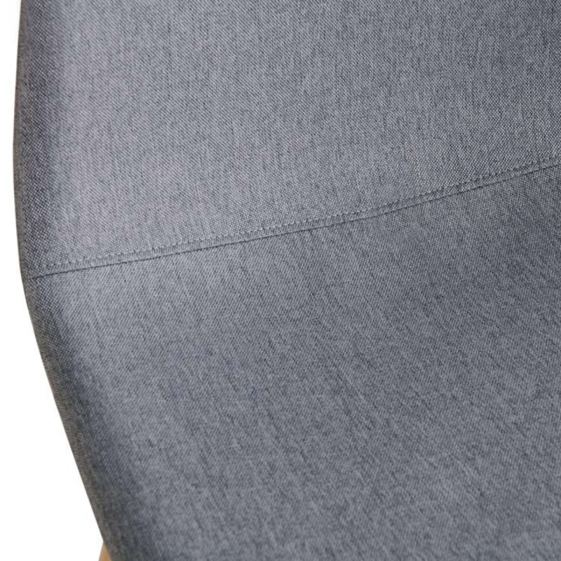 Detalle de tapizado en tela gris con costura horizontal y textura de lino en sillón o sofá