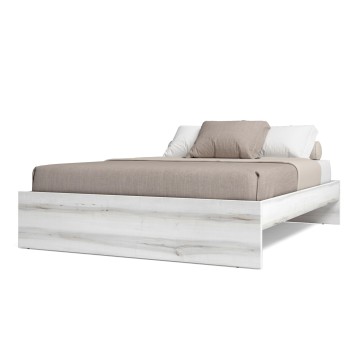 Cama con estructura blanca efecto madera y colchón tapizado en beige y almohadas decorativas blancas