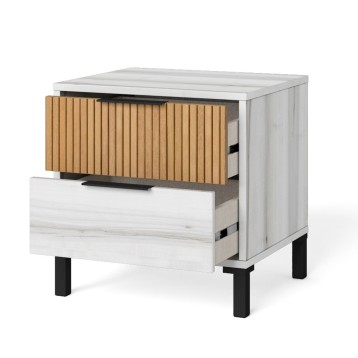 Mesita de noche con dos cajones en madera blanca y frente superior con tablillas de madera natural y patas negras