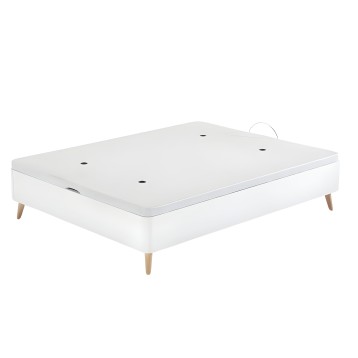 Canapé blanco con tapa acolchada y patas de madera clara estilo nórdico