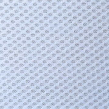 Detalle de tela blanca con textura de tejido acolchado y patrón de cuadrícula en relieve