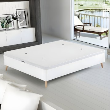 Canapé blanco con tapa acolchada y patas de madera clara en dormitorio moderno