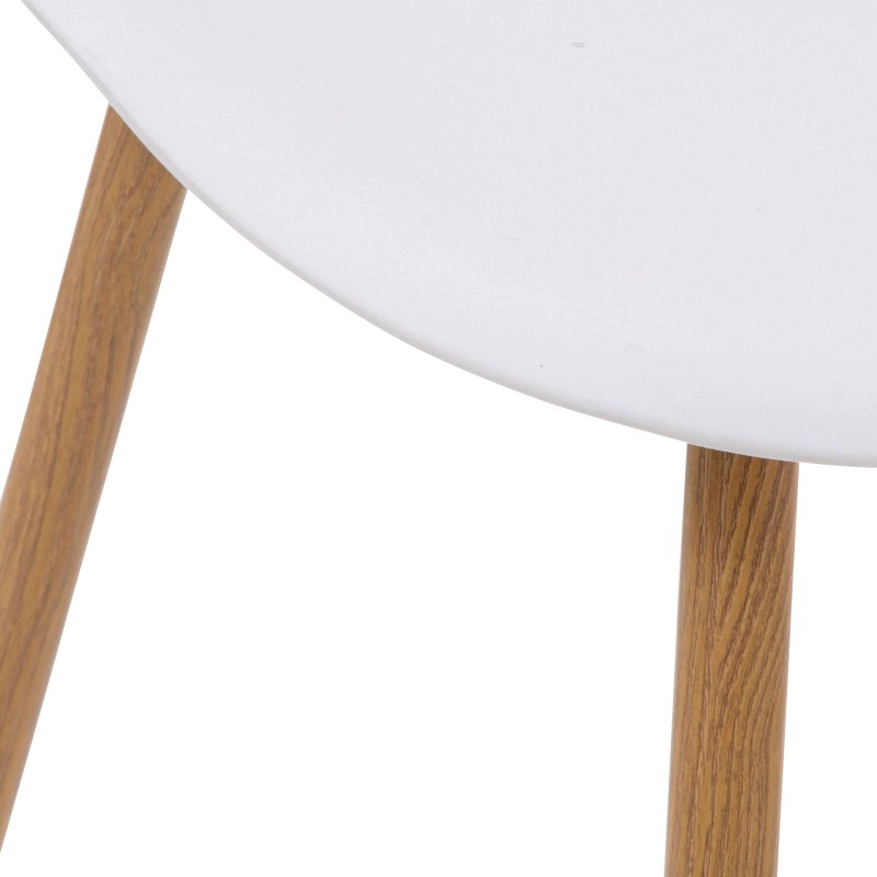 Mesa redonda con tablero blanco y patas de madera natural en detalle de ángulo superior
