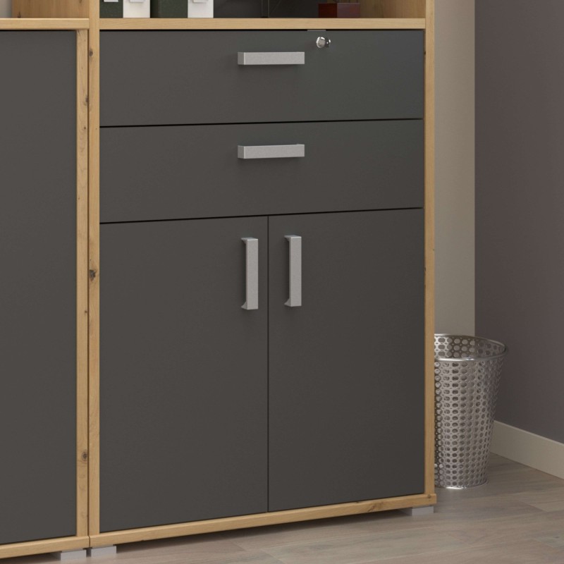 Armario modular con estructura en madera natural y frentes gris oscuro con dos cajones y puerta doble con tiradores metálicos