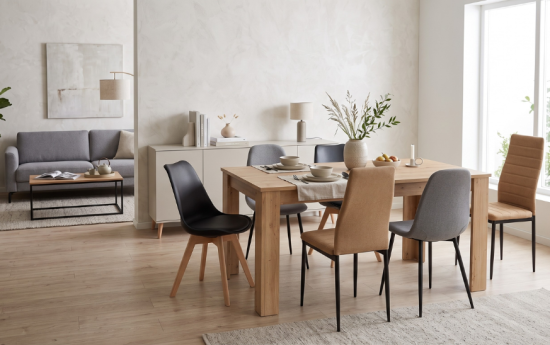 Mesa de comedor extensible de roble con sillas variadas en negro, gris y camel en salón nórdico luminoso