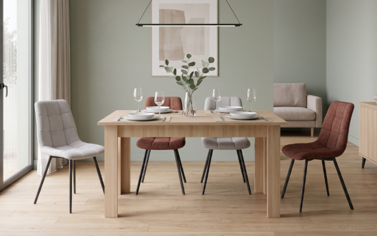 Mesa de comedor extensible de roble con sillas tapizadas en gris y teja en salón con pared verde salvia