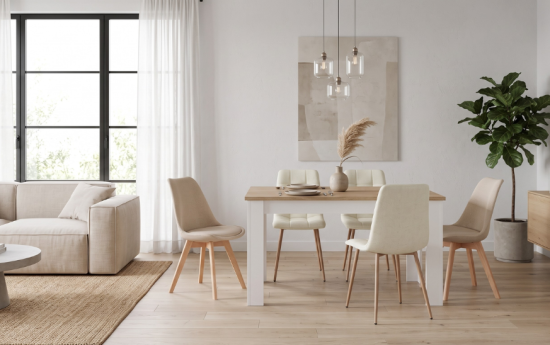 Mesa de comedor blanca con tablero de roble y sillas nórdicas beige de patas de madera en salón luminoso