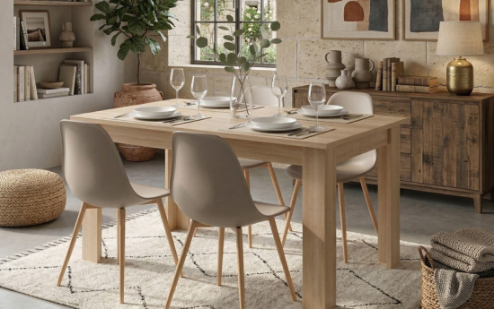 Mesa de comedor rectangular en acabado madera clara con cuatro sillas beige en salón de estilo natural