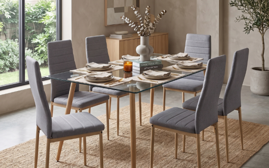 Mesa de comedor rectangular de cristal con seis sillas grises tapizadas y patas de madera.