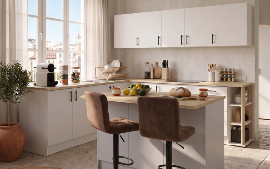 Cocina blanca con isla central, encimera efecto madera y taburetes tapizados marrones
